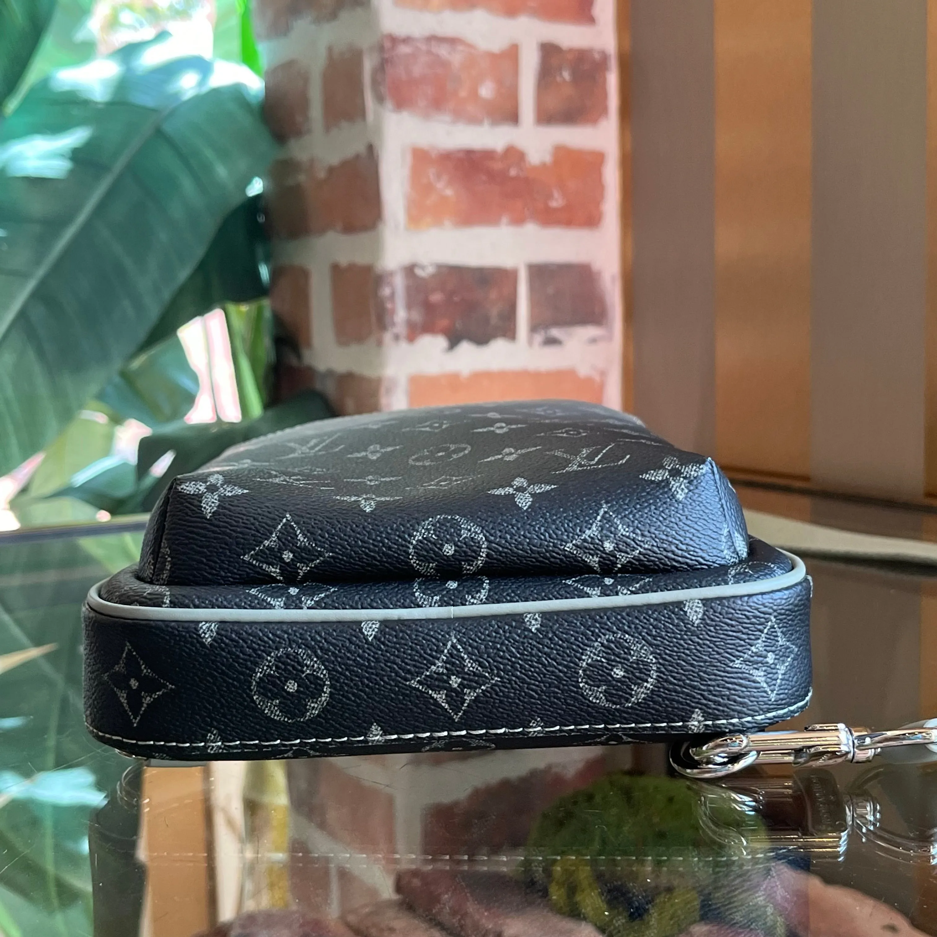 LOUIS VUITTON Avenue Slingbag Monogram Canvas Crossbody