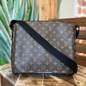 LOUIS VUITTON District MM Monogram Macassar Canvas Messenger Bag